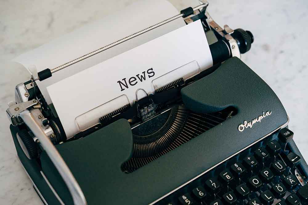 Typewriter with "news" on the page